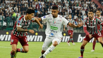 AME4522. MANIZALES (COLOMBIA), 01/04/2025.- Jerson Malagón (d) de Once Caldas disputa el balón con Germán Cano de Fluminense este martes, en un partido de la fase de grupos de la Copa Sudamericana entre Once Caldas y Fluminense, en el Estadio Palogrande de Manizales (Colombia). EFE/ Mauricio Dueñas Castañeda