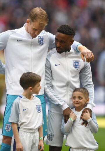 Jermaine Defoe of England and mascot Bradley Lowery line up alongside Joe Hart.