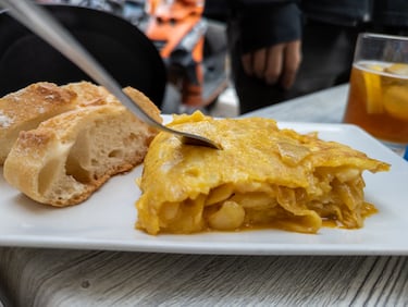 La tortilla de patata es un triunfo asegurado si sales por Madrid, aunque la lista donde poder encontrar una buena poría ser eterna. 