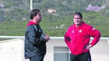 <b>REGRESO. </b>El técnico vallesano se sentó finalmente en el banquillo.