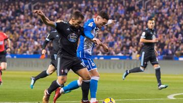 Jonny intenta arrebatarle el bal&oacute;n a Lucas P&eacute;rez, del Deportivo. 