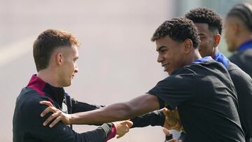 SANT JOAN DESPÍ, 24/09/2024.- Los jugadores del primer equipo Lamine Yamal (d) y Marc Casadó (i) durante el entrenamiento del primer equipo del FC Barcelona. EFE/ Enric Fontcuberta