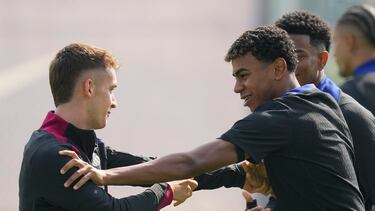 Los jugadores del primer equipo Lamine Yamal (d) y Marc Casadó (i) durante el entrenamiento del primer equipo del FC Barcelona.