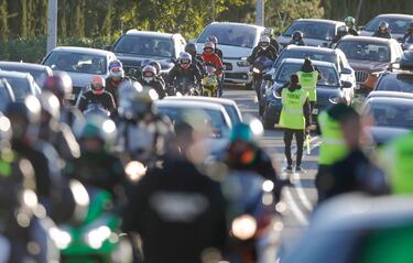 Filas kilométricas de coches y motos esperando a acceder al circuito Ricardo Tormo en Cheste.
 