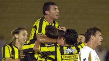 Pumas jugando contra el Peñarol