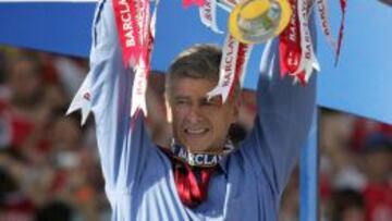 Wenger levanta el trofeo de campeón de la premier 2004.