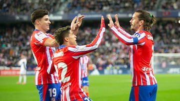 Málaga. 04/01/2025. Los jugadores del Atlético de Madrid celebran el primer gol del equipo rojiblanco durante el encuentro correspondiente a los dieciseisavos de final de la Copa del Rey que disputan hoy sábado frente al Marbella en el estadio de la Rosaleda de Málaga. EFE/Álvaro Cabrera