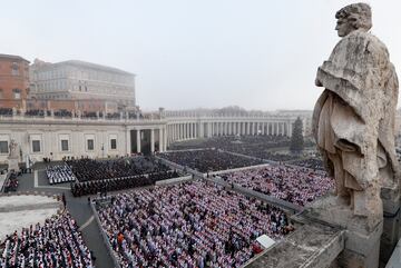 Vista general de la Plaza de San Pedro del Vaticano. En la imagen se puede apreciar que el lugar está abarrotado de fieles (120 cardenales, cerca de 400 obispos y unos 3.700 sacerdotes).