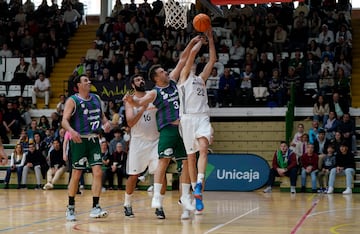 Miguel Gonzlez tratan de taponar a Lucio Angulo. Detrs Sonseca y Leandro Ramrez.