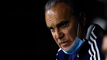 Futbol, Chile vs Ecuador.
Eliminatorias a Catar 2022.
El entrenador de la seleccion chilena Martin Lasarte es fotografiado durante el partido clasificatorio al mundial de Catar 2022 contra Ecuador disputado en el estadio San Carlos de Apoquindo de Santiago de Chile.
16/11/2021
Andres Pina/Photosport
Football, Chile vs Ecuador.
2022 Qatar World Cup qualifier match.
Chile's head coach Martin Lasarte is pictured during the 2022 Qatar World Cup qualifier match against Ecuador held at the San Carlos de Apoquindo stadium in Santiago, Chile.
16/11/2021
Andres Pina/Photosport