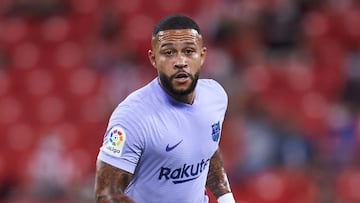 BILBAO, SPAIN - AUGUST 21: Memphis Depay of FC Barcelona in action during the LaLiga Santander match between Athletic Club and FC Barcelona at San Mames Stadium on August 21, 2021 in Bilbao, Spain. (Photo by Juan Manuel Serrano Arce/Getty Images)