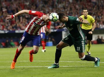 Tremendo choque de cabezas el que se llevaron Saúl Ñíguez y Boudebouz disputando un balón divido.