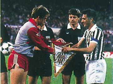 29/05/1985 FINAL: JUVENTUS - LIVERPOOL
Intercambio de banderines. Este partido se jugó marcado por la gran tragedia que se habia vivido en las gradas. El partido se disputó por el temor a que los tifosi decidieran vengar a sus víctimas aprovechando la suspensión del partido.