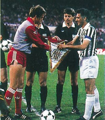 29/05/1985 FINAL: JUVENTUS - LIVERPOOL
Intercambio de banderines. Este partido se jugó marcado por la gran tragedia que se habia vivido en las gradas. El partido se disputó por el temor a que los tifosi decidieran vengar a sus víctimas aprovechando la suspensión del partido.