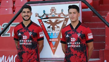 Berrocal y Meseguer con la camiseta del Mirand&eacute;s.