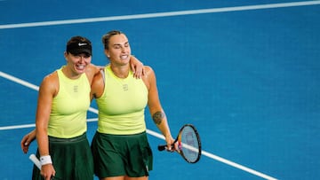Paula Badosa y Aryna Sabalenka celebran su triunfo en Brisbane.