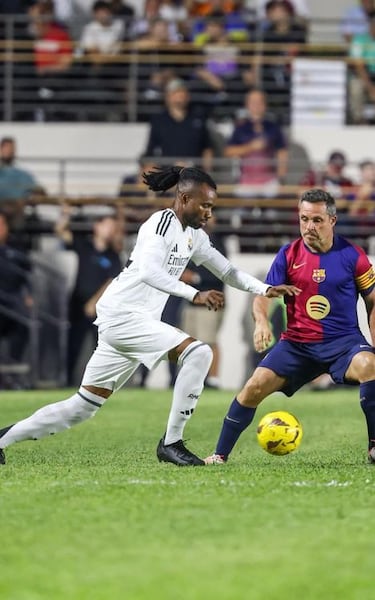 Javi Balboa durante el Clásico de Leyendas en Puerto Rico entre Real Madrid y Barcelona en el Estadio Juan Ramón Loubriel​ en Bayamón.