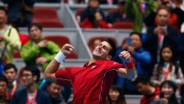 Novak Djokovic festeja el triunfo ante Andy Murray. Sigue sin conocer la derrota en el Abierto de Pek&iacute;n.
