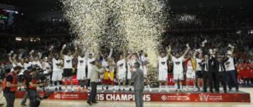 La plantilla madridista al unísono muestra su felicidad tras haber ganado la Novena Euroliga de su historia.