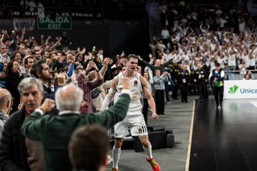 Hezonja desata la locura de los 9.182 espectadores que asisteron al partido en el Movistar Arena.