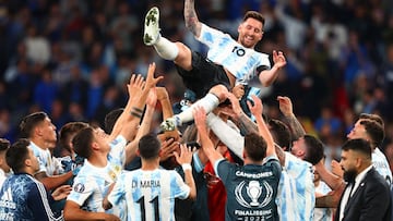 LONDON, ENGLAND - JUNE 01: Lionel Messi of Argentina is thrown in the air by their teammates as they celebrate their sides victory in the 2022 Finalissima match between Italy and Argentina at Wembley Stadium on June 01, 2022 in London, England. (Photo by 