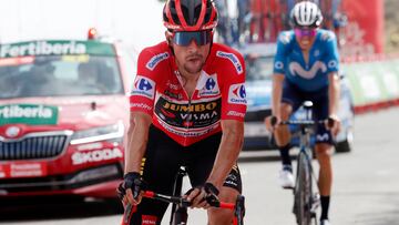 Primoz Roglic y Enric Mas, durante una etapa de la Vuelta a España 2021