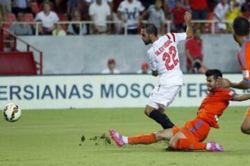 El centrocampista del Sevilla FC, Aleix Vidal (i), lanza a puerta ante el defensa del Valencia CF, A. Barragan (d), durante el partido correspondiente a la primera jornada de la Liga de Primera División que Sevilla y Valencia juegan hoy en el estadio Ramón Sánchez Pizjuán. 