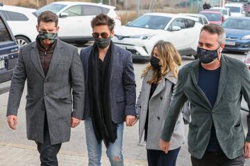 David Bustamante, Manu tenorio, Verónica y Javian llegando al funeral de Álex Casademunt