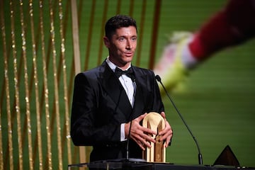 El delantero polaco del Bayern de M迆nich, Robert Lewandowski, recibe por segunda vez el Trofeo Gerd Muller al mejor delantero durante la ceremonia de entrega del Bal車n de Oro 2022 de France Football.