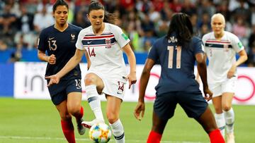 EPA509. NIZA (FRANCE), 12/06/2019.- La francesa Valerie Gauvin (i) en acci&oacute;n contra la noruega Ingrid Syrstad Engen (2i) durante un partido entre las selecciones de Francia y Noruega por el Grupo A de la Copa Mundial de F&uacute;tbol Femenino este 