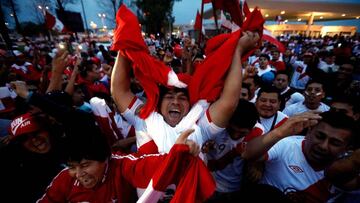Supporters of Peru's football team gather at Ezeiza airport in Buenos Aires on October 4, 2017 to welcome the team, ahead of the upcoming 2018 FIFA World Cup qualifier match against Argentina. / AFP PHOTO / Emiliano Lasalvia