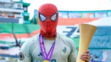 Por qué el mexicano que juega en Feyenoord no pudo jugar Champions