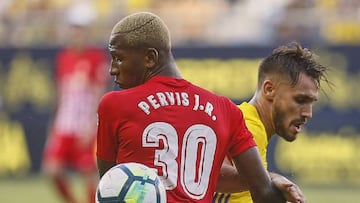 Estupiñán pelea una pelota en un partido del Mallorca.