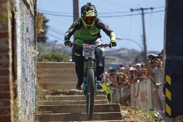 Valparaiso, 11 febrero 2018.
Decimosexta version del Red Bull Valparaiso Cerro Abajo, principal carrera de descenso urbano en Chile, realizada entre calles, escaleras y callejones de la ciudad puerto.
Sebastian Cisternas/Photosport.