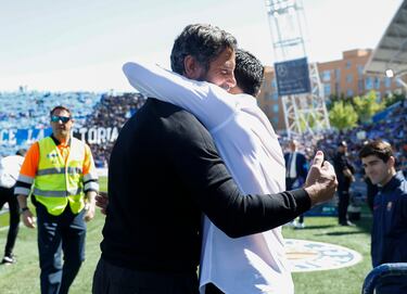 El entrenador del Getafe, Quique Sánchez Flores y el entrenador del Barcelona, Xavi Hernández, se abrazan antes del inicio del encuentro. 
