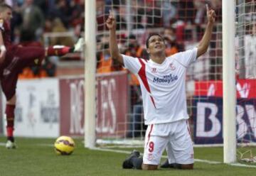 Carlos Bacca empujó la pelota debajo del arco con pierna derecha al final del primer tiempo, para el 2-0 ante Córdoba.