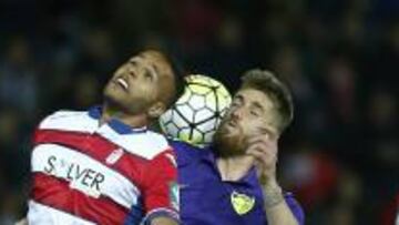 Albentosa ante el Granada junto a El Arabi.