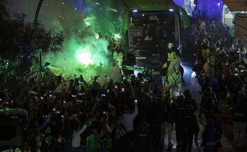 Miles de seguidores reciben a sus equipos a las puertas del Estadio Benito Villamarín.