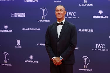 El ex futbolista y ex entrenador Ruud Gullit posa a su llegada a la ceremonia de entrega de los Premios Laureus.