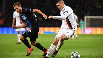 Club Brugge&#039;s Belgian midfielder Mats Rits (L) fights for the ball with Paris Saint-Germain&#039;s Italian midfielder Marco Verratti during the UEFA Champions League Group A football match between Paris Saint-Germain (PSG) and Club Brugge at the Parc