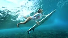 La surfista Brisa Hennessy bajo el agua haciendo el pato en Cloudbreak (Fiji). 