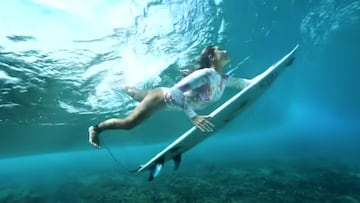 La surfista Brisa Hennessy bajo el agua haciendo el pato en Cloudbreak (Fiji).