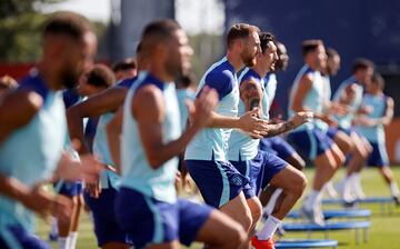 El conjunto dirigido por Diego Pablo Simeone ha vuelto al trabajo después de las vacaciones. La sesión se ha realizado en el Cerro del Espino con las novedades deWitsel, Lino, Morata, Saúl.