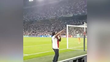 El hijo de Bob Marley cantó para la afición del Ajax en Champions