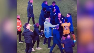 Cunha pega a un señor mayor con gafas del rival... y sí, le hace lo que estás pensando