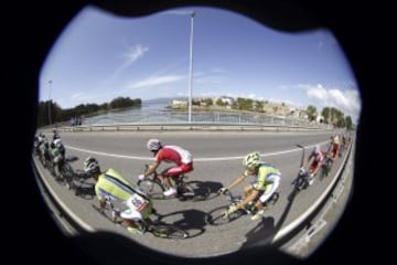 El pelotón durante la decimoctava etapa de la Vuelta Ciclista España.