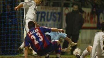 <b>CHOQUE DE FUERZA</b>. Los locales impusieron su juego de calidad, pero también hubo momentos de barullo en las áreas.