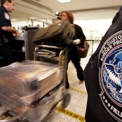 Un turista noruego asegura haber sido expulsado de Estados Unidos por tener un meme de JD Vance en su celular