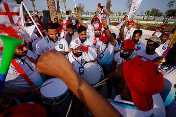 Varios grupos de ciudadanos cataríes han participado en un evento en Doha donde han apoyado a diferentes selecciones del Mundial. En la foto, en apoyo a la selección inglesa. 