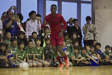 El jugador brasileño participó de una extensa sesión de fotos para la marca Gaga Milano en Japón. Posó como un modelo, tocó música y jugó al fútbol con los niños.